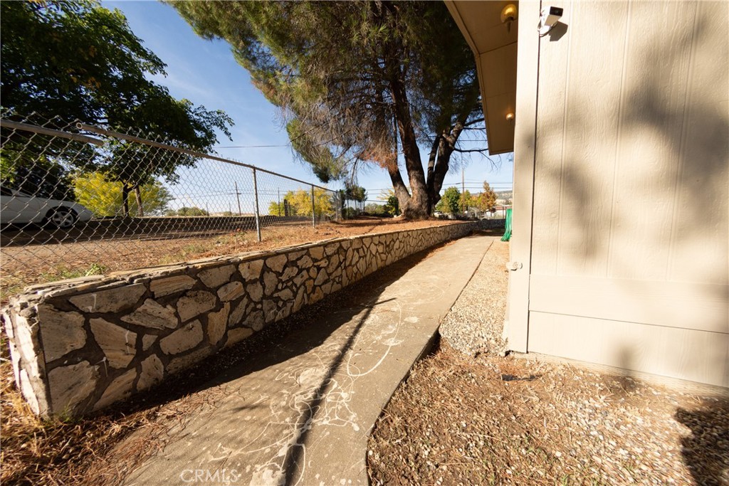 655 Nelson Avenue Oroville, CA 95965 - Photo 42 of 51 Sidewalk surrounds entire home