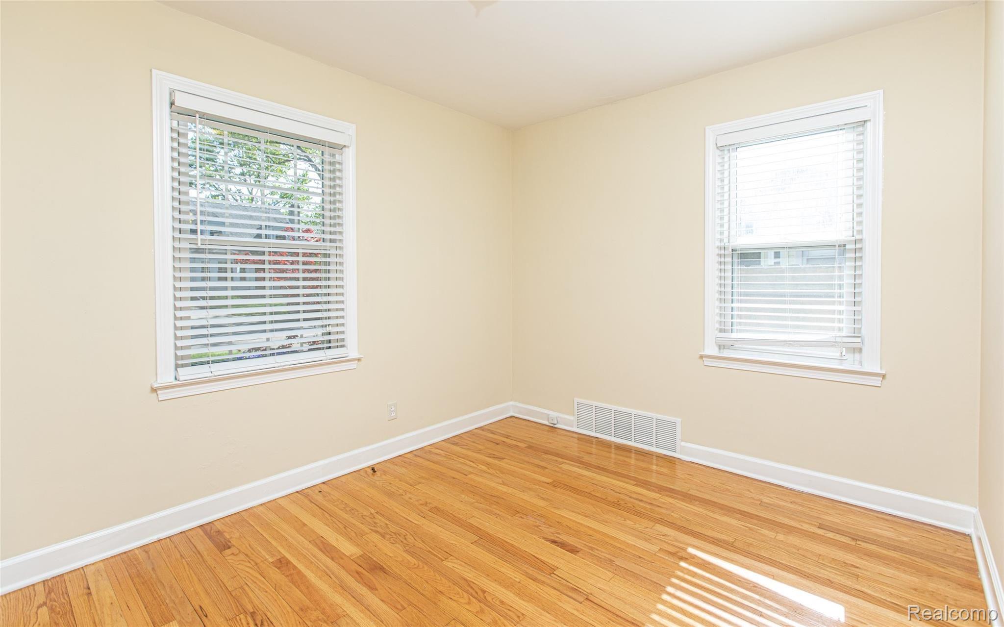 1642 Eaton Road Berkley, MI 48072 - Photo 10 of 23 -21.jpg