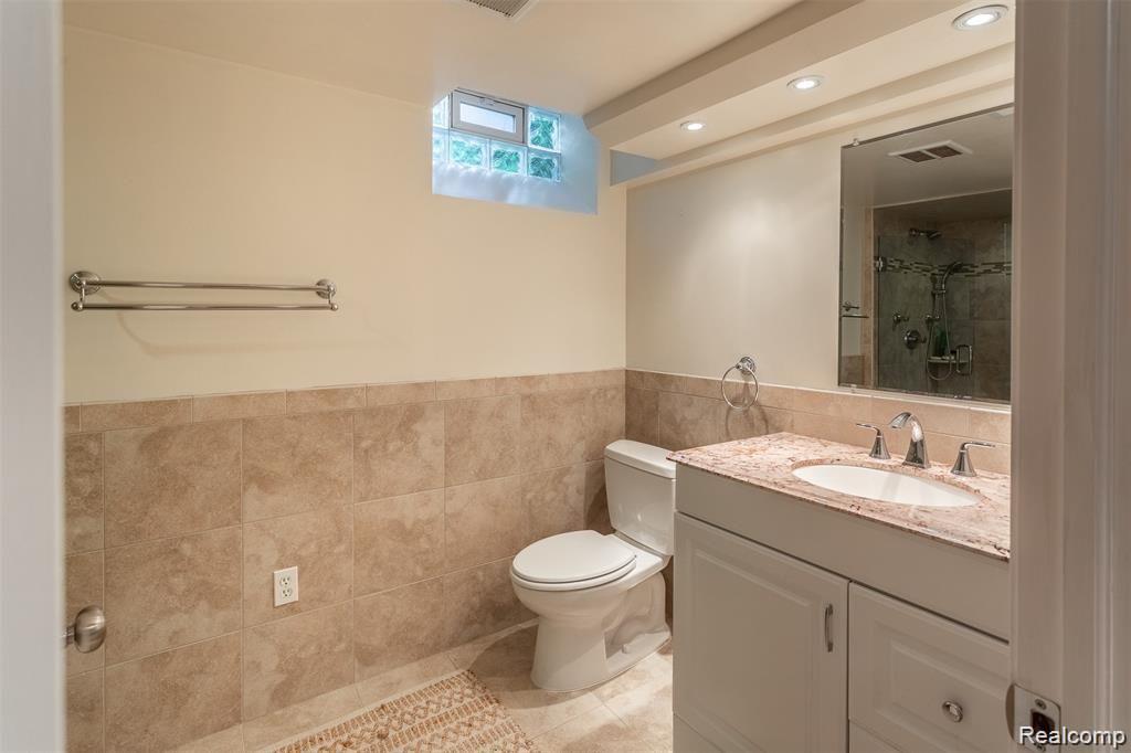 566 Lahser Road Bloomfield Hills, MI 48301 - Photo 26 of 29 LL BATHROOM