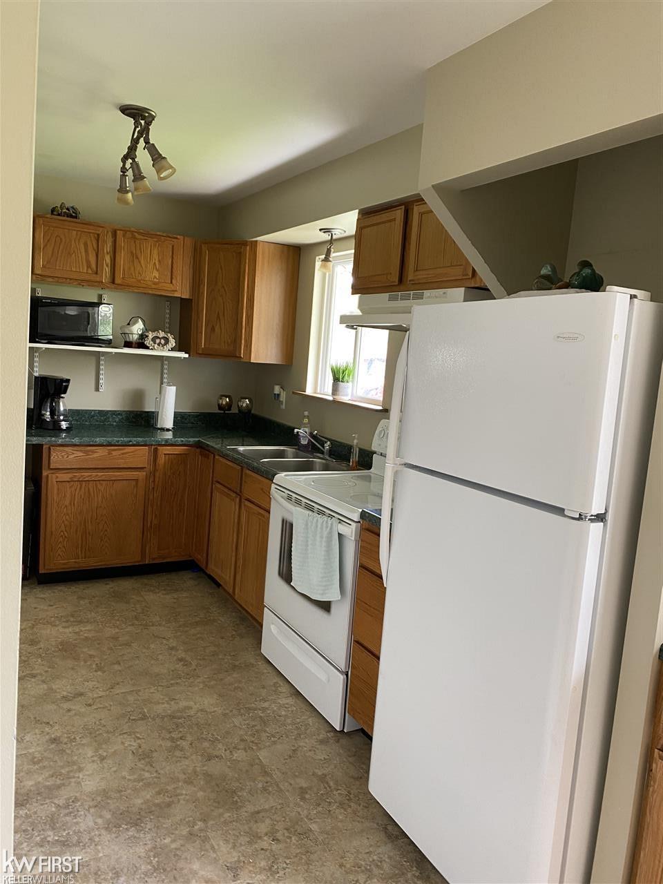 3052 Belsay Road Burton, MI 48519 - Photo 5 of 19 50013509-4.JPG