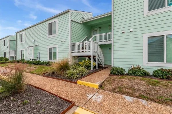 $320,000 | 610 Lauderdale Drive, Unit 610, Rockport, TX 78382