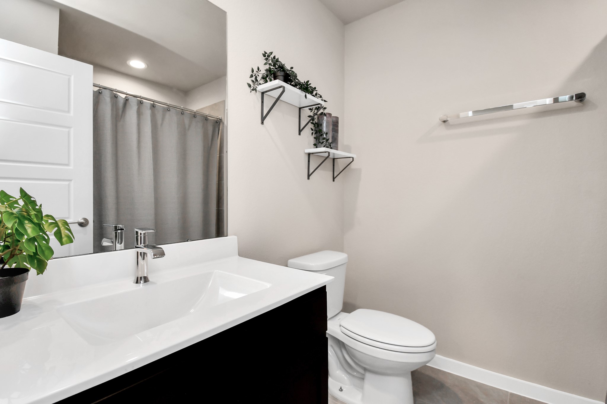 12505 Walmgate Court Houston, TX 77047 - Photo 23 of 31 Additional full bathroom is located on the 2nd floor. Features a bathtub/shower combo