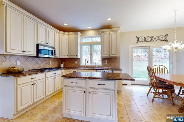 $1,200,000 | 10 Hope Street, Montvale, NJ 07645