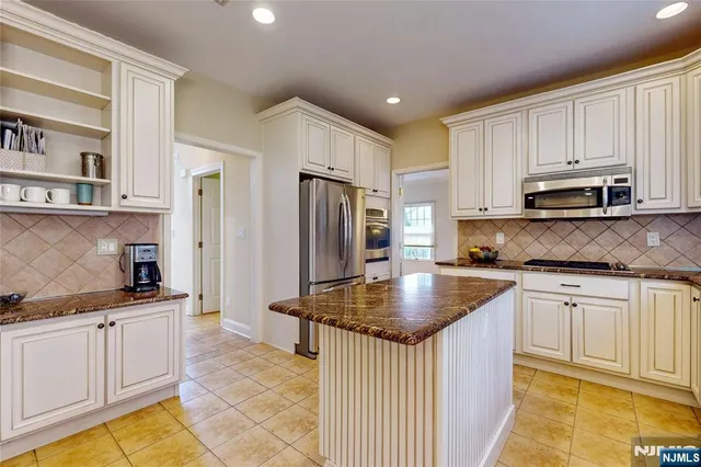 $1,200,000 | 10 Hope Street, Montvale, NJ 07645