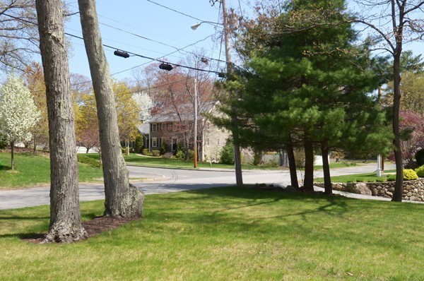 82 Van Norden Road Reading, MA 01867 - Photo 4 of 26 Gallery Image 4