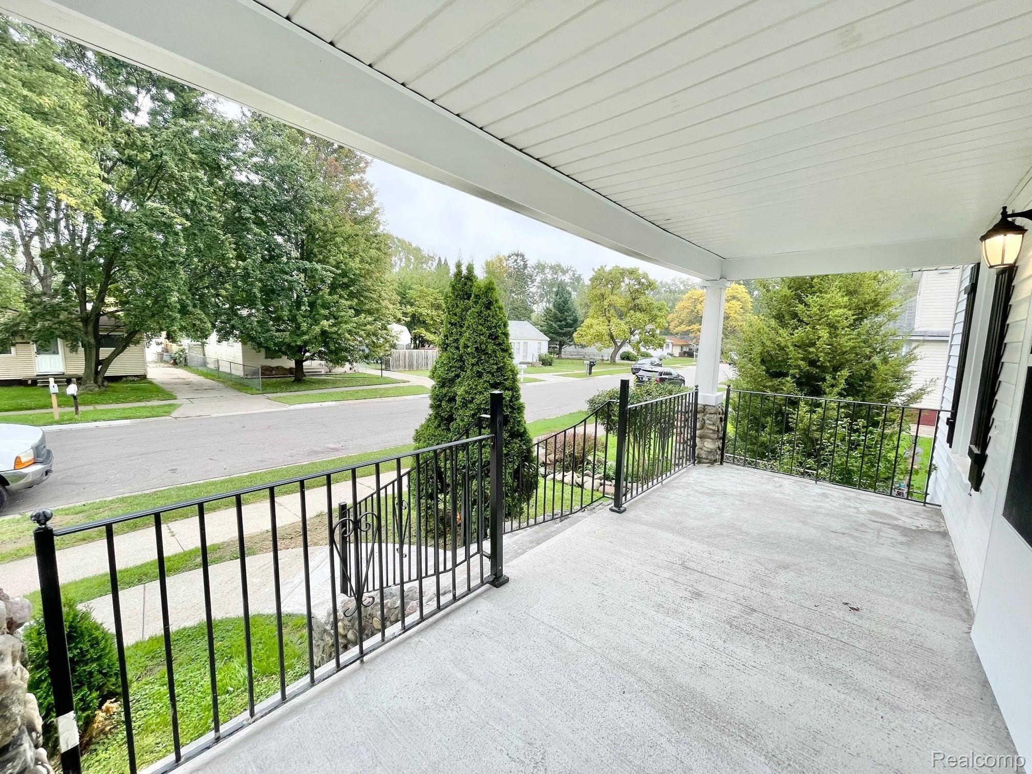 20009 Rensellor Street Livonia, MI 48152 - Photo 2 of 16 IMG_1730.jpg