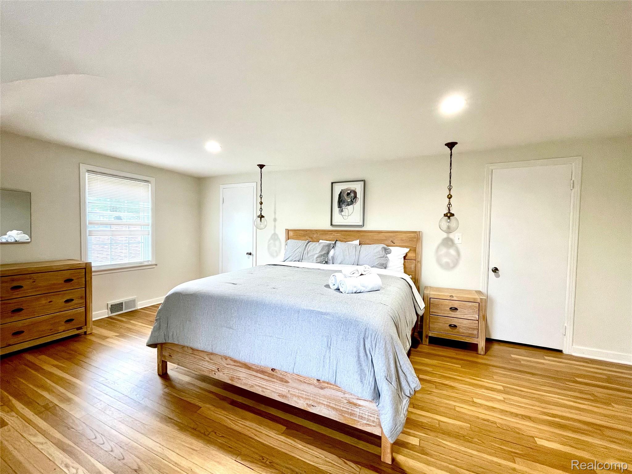 60 Devon Road Bloomfield Hills, MI 48302 - Photo 33 of 50 Hardwood flooring throughout, recessed lighting, and a window with blinds