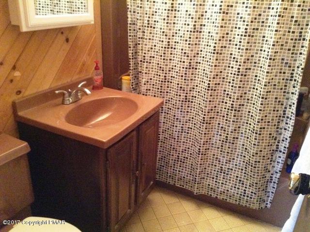 182 Edinburgh Road Bushkill, PA 18324 - Photo 20 of 41 bathroom 2nd floor
