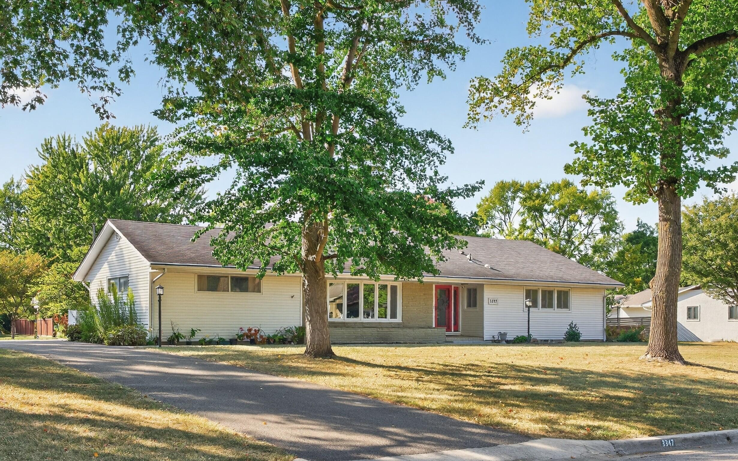 Over 2,900 sqft of great living space.
