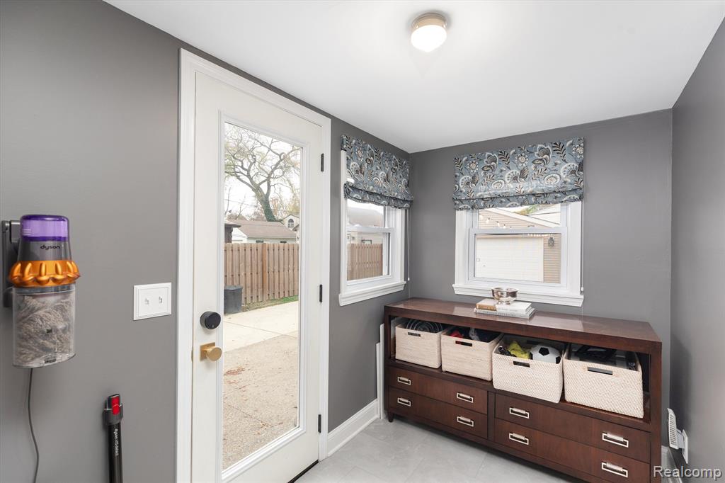 1616 Roslyn Road Grosse Pointe Woods, MI 48236 - Photo 13 of 23