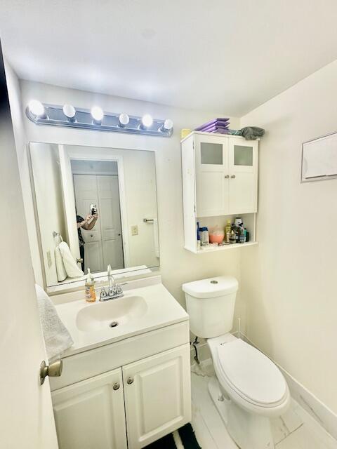 583 Fanshaw North, Unit N Boca Raton, FL 33434 - Photo 7 of 36 1/2 Bathroom