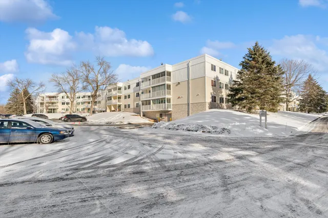 $158,000 | 130 Demont Avenue, Unit 142, Little Canada, MN 55117