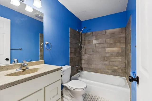 $158,000 | 130 Demont Avenue, Unit 142, Little Canada, MN 55117