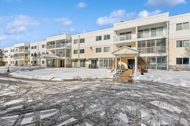 $158,000 | 130 Demont Avenue, Unit 142, Little Canada, MN 55117