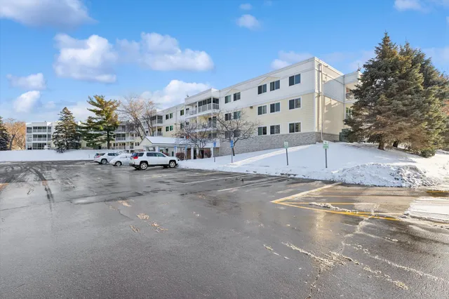 $158,000 | 130 Demont Avenue, Unit 142, Little Canada, MN 55117