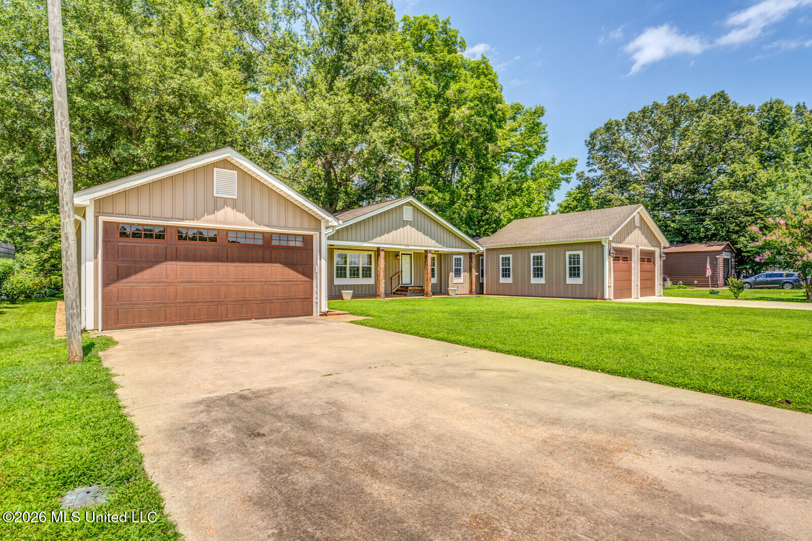 1114 Riverview Road Sardis, MS 38666 - Photo 2 of 54 02_DSC02443_4_5_6_7_mls