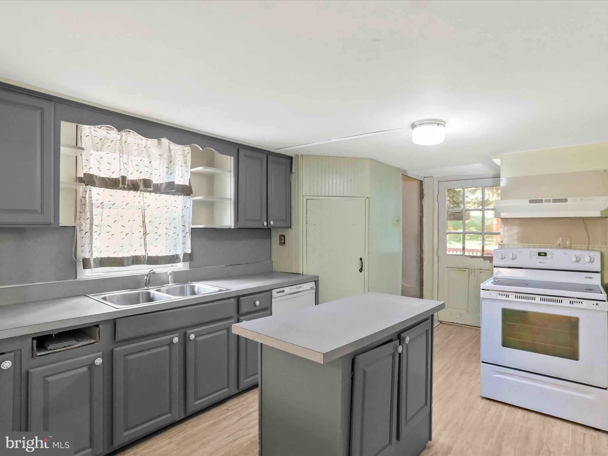11856 Nicholson Road Keymar, MD 21757 - Photo 7 of 31 a kitchen that has a sink and a stove in it