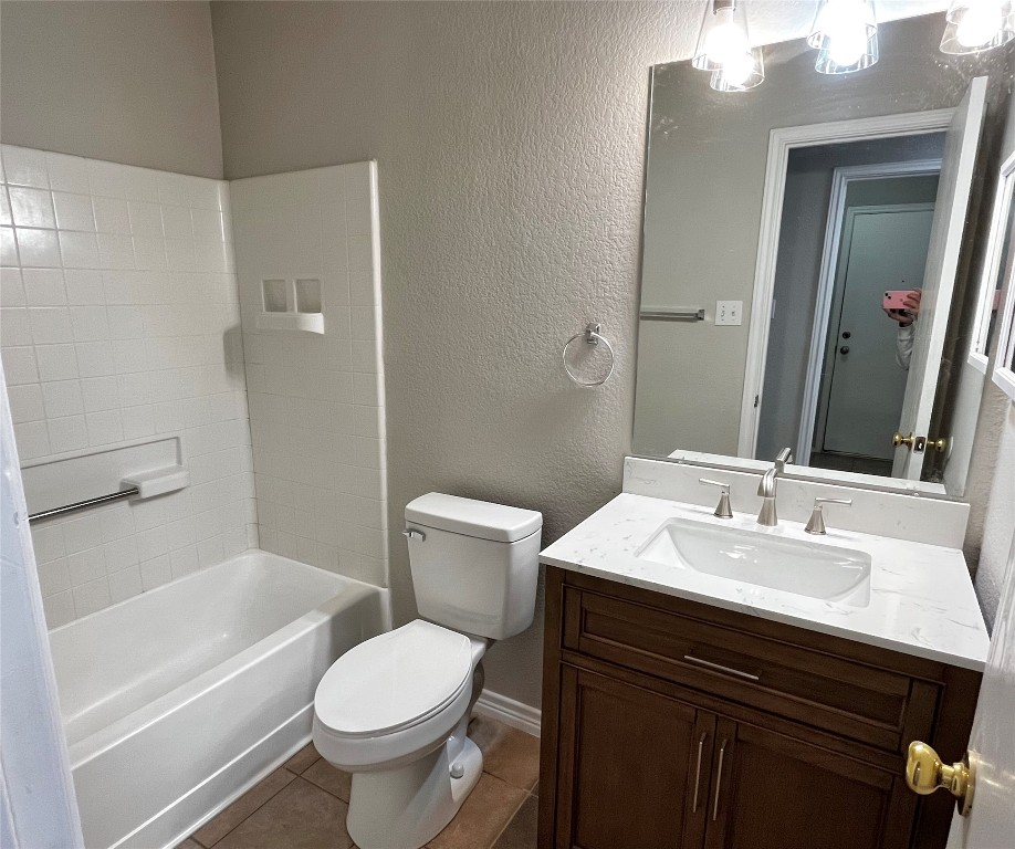 206 Presidio Drive Leander, TX 78641 - Photo 10 of 14 a bathroom with a sink toilet and shower