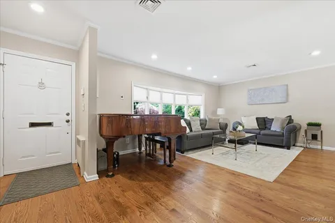$1,385,000 | 33 Pell Terrace, Garden City, NY 11530