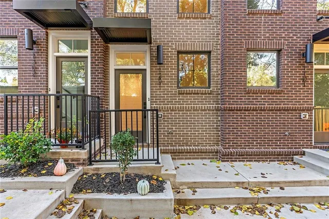 a view of a yard in front of a building