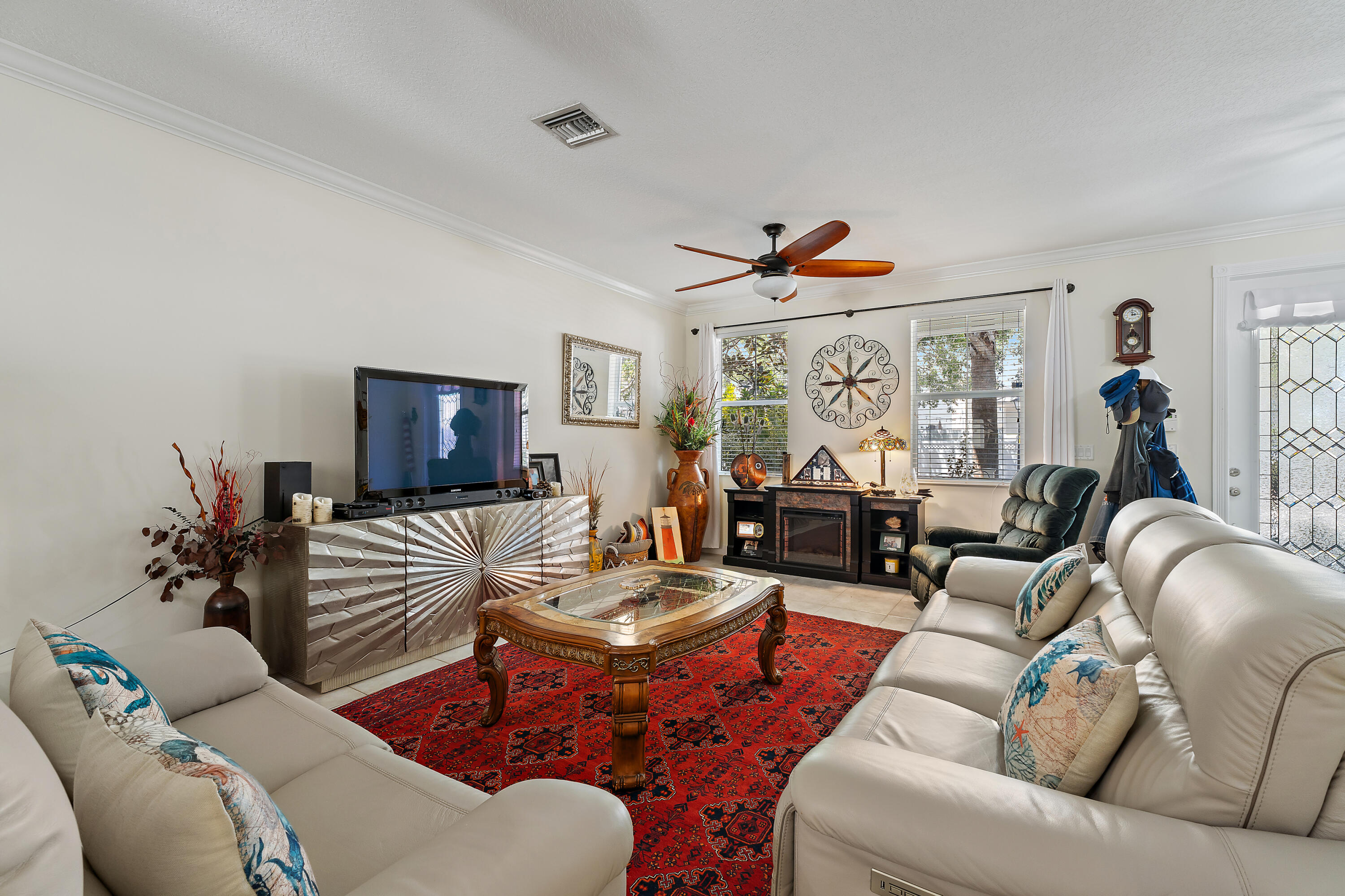 1302 Sunshine Drive Jupiter, FL 33458 - Photo 5 of 43 Living Room