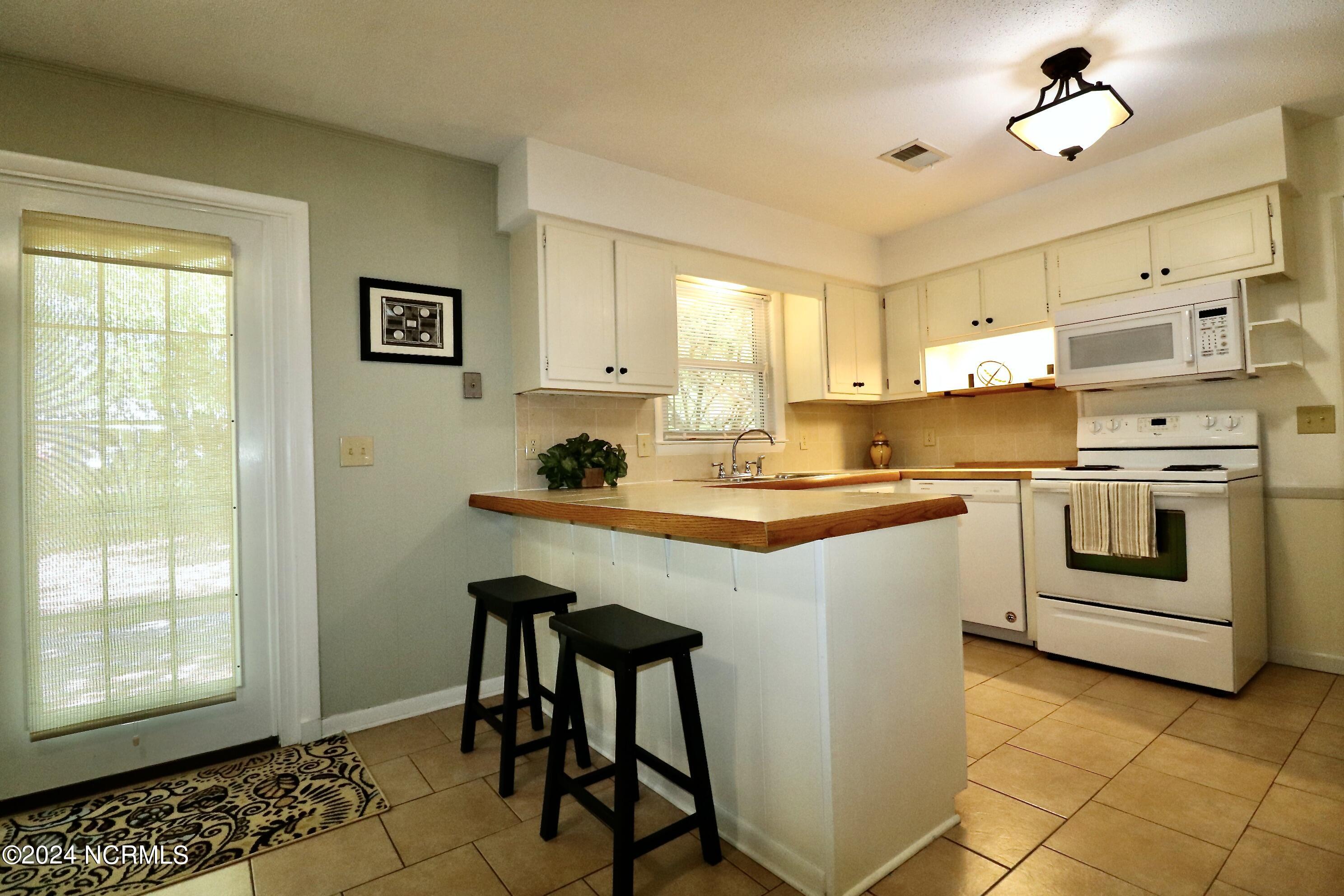 422 Cathay Road Wilmington, NC 28412 - Photo 3 of 18 5E406D41-8782-473A-8A07-BE3A3CE9B19C_1_2