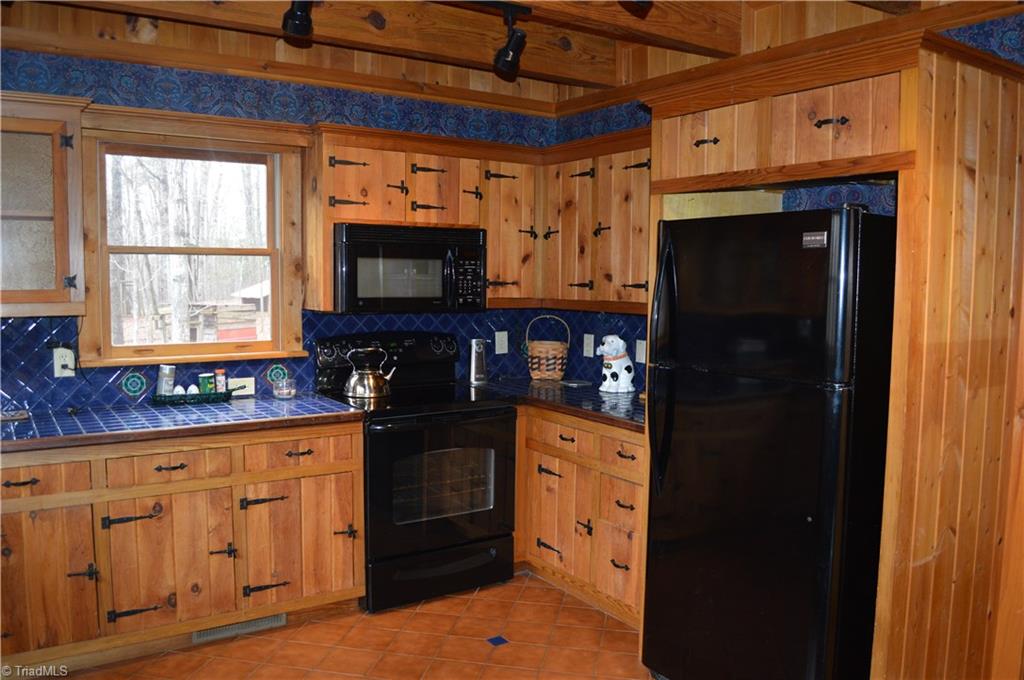 173 Ellis Hardy Road Pinnacle, NC 27043 - Photo 4 of 30