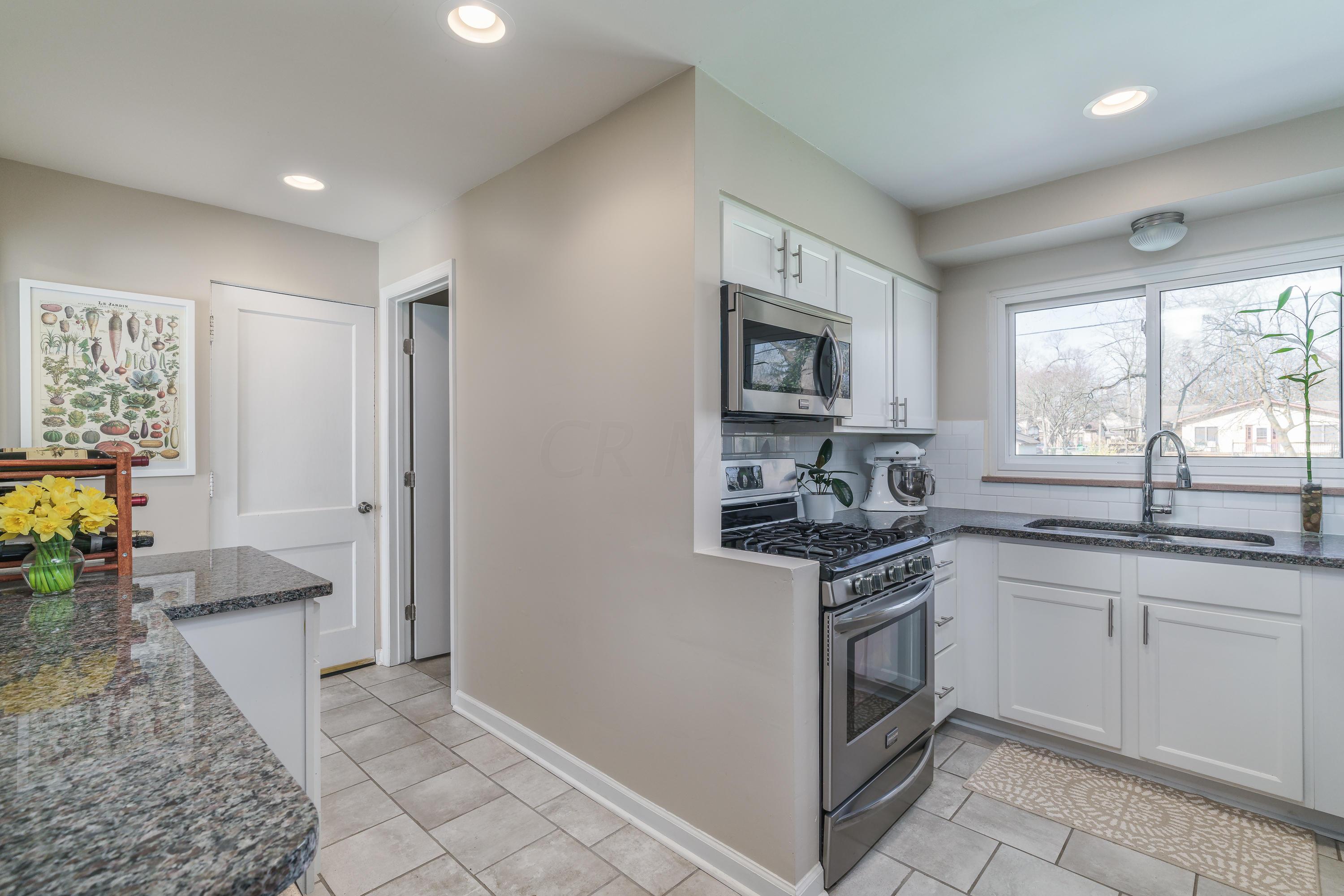 3025 Mountview Road Columbus, OH 43221 - Photo 10 of 26