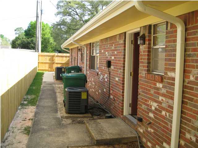 537 Hickory Avenue, Unit B Niceville, FL 32578 - Photo 14 of 19 a front view of a house with a yard