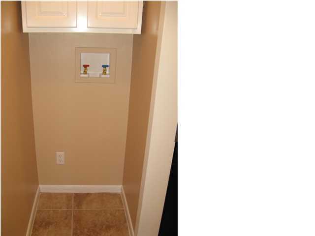 537 Hickory Avenue, Unit B Niceville, FL 32578 - Photo 5 of 19 a view of a hallway