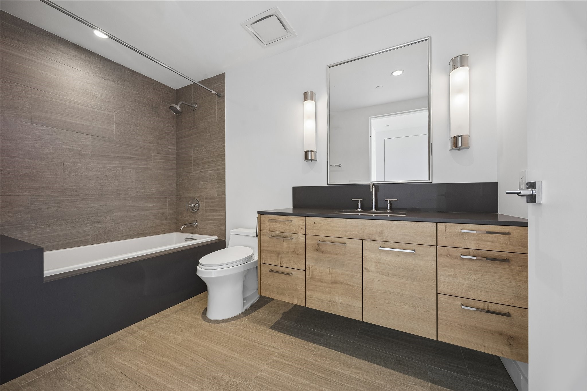 3433 Westheimer Road, Unit 702 Houston, TX 77027 - Photo 28 of 48 Full private bath for the secondary bedroom