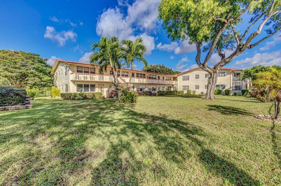27 Camden B West Palm Beach, FL 33417 - Photo 4 of 34 a view of a building with a big yard