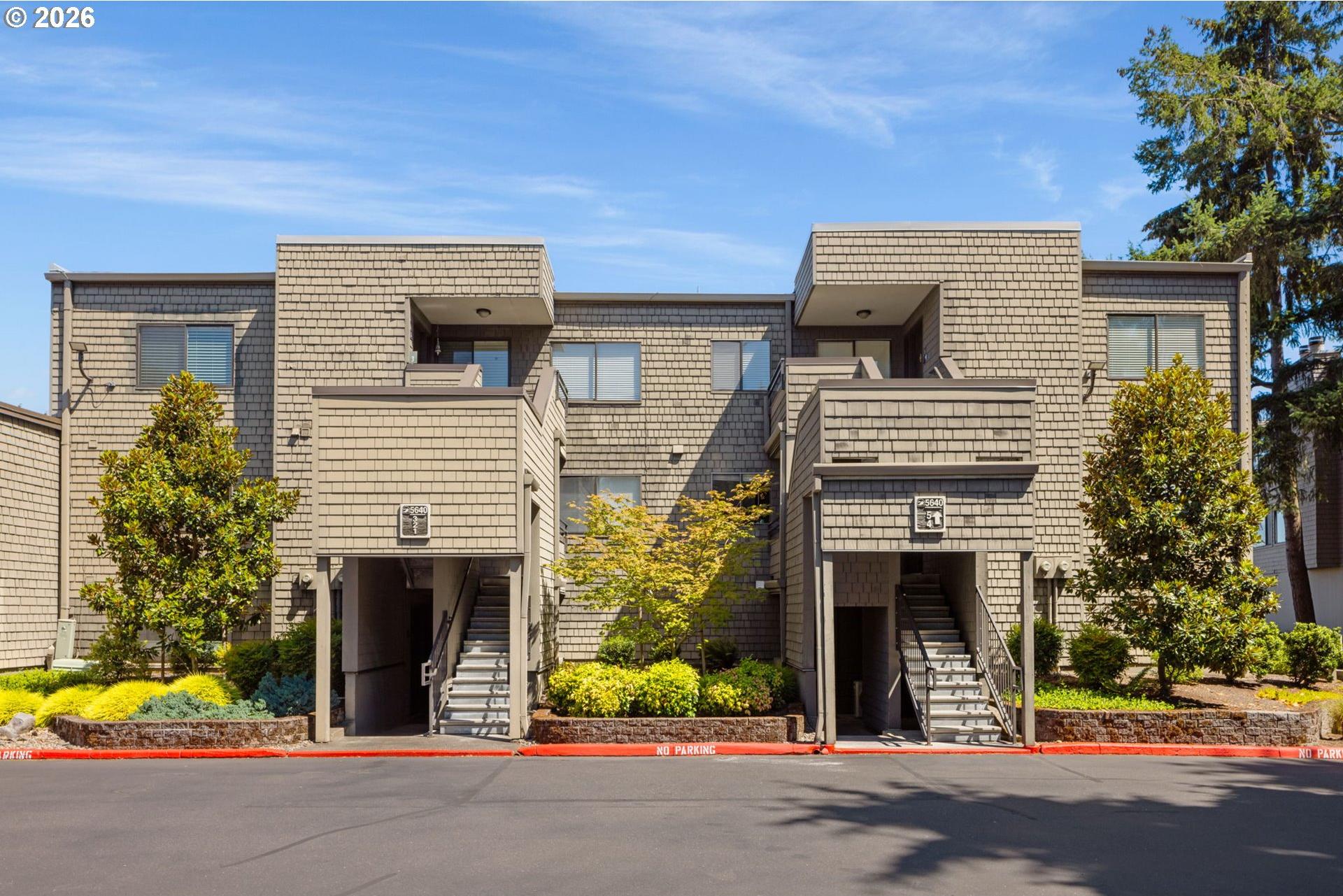 5640 South Riverside Lane, Unit 2 Portland, OR 97239 - Photo 2 of 42 Gallery Image 2
