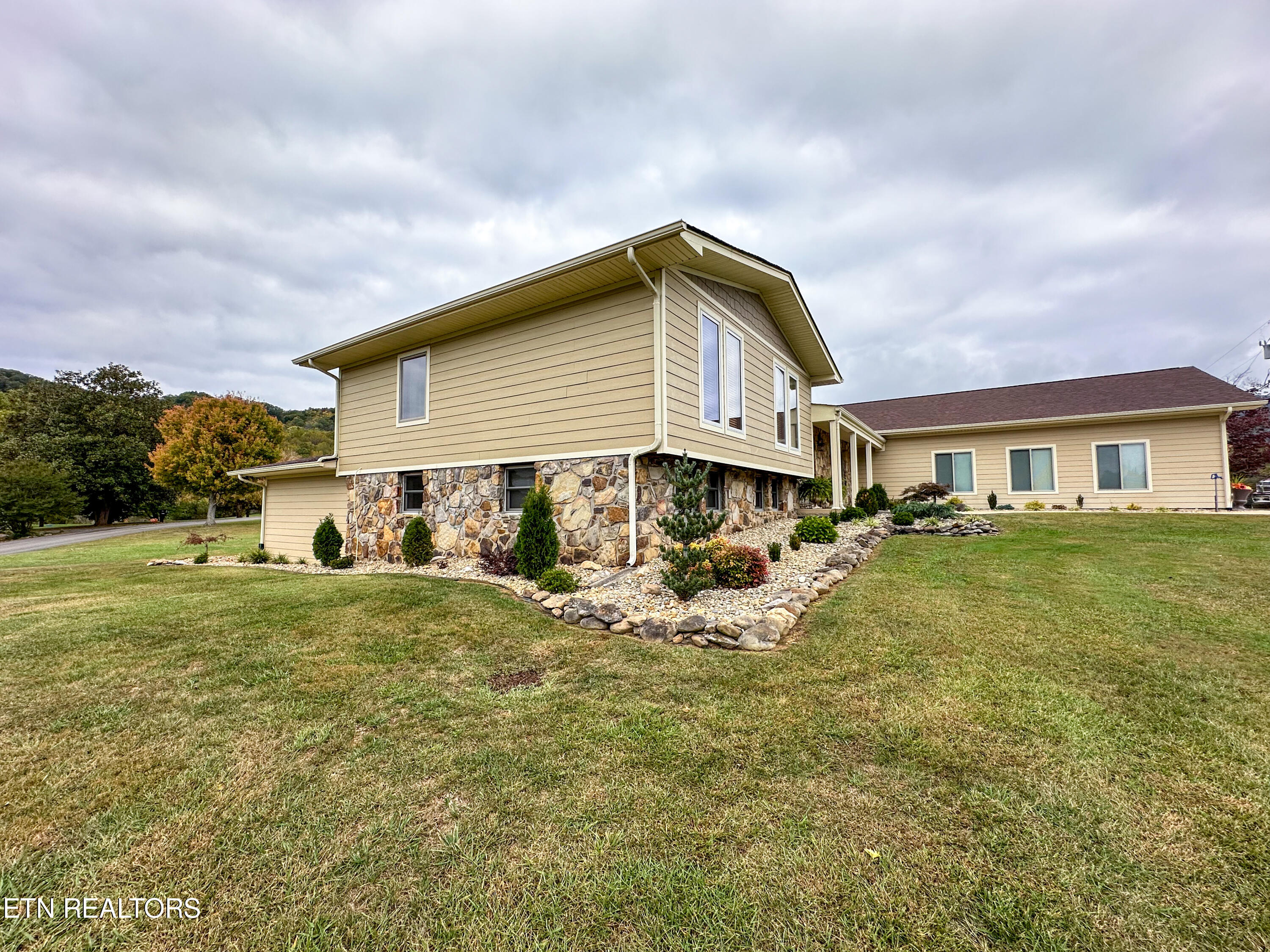 225 Kincaid Road Harrogate, TN 37752 - Photo 4 of 60 225 Kincaid-69