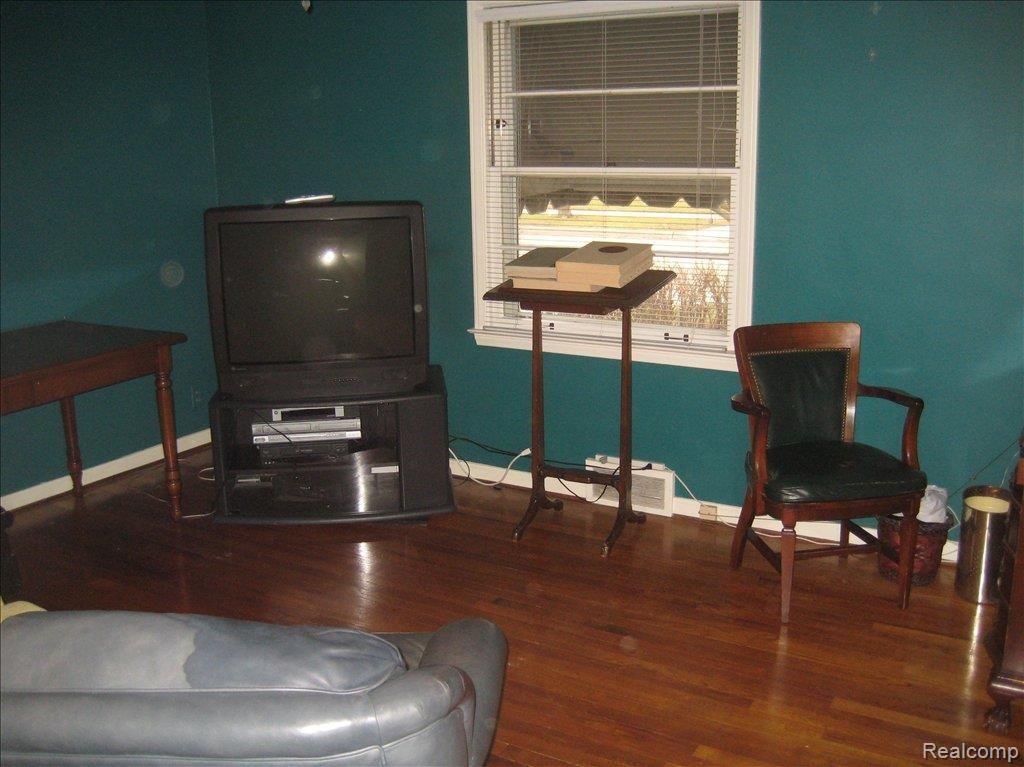 19833 Holiday Road Grosse Pointe, MI 48236 - Photo 5 of 12 IMG_2015