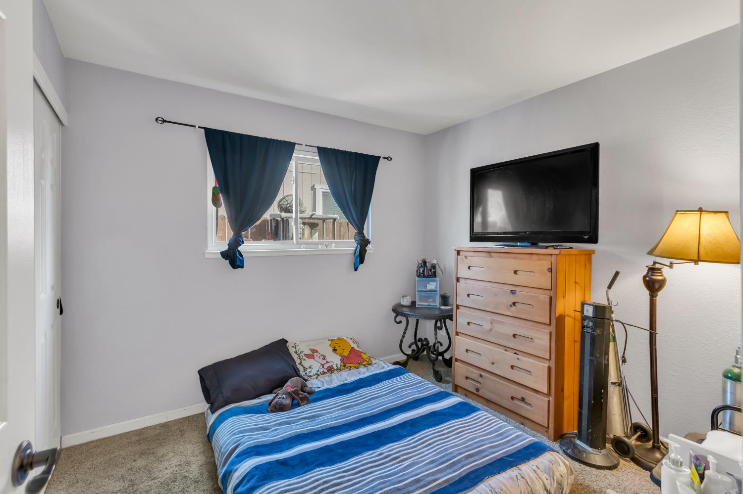 8069 Cornerstone Way Citrus Heights, CA 95621 - Photo 25 of 27 a living room with furniture and a flat screen tv