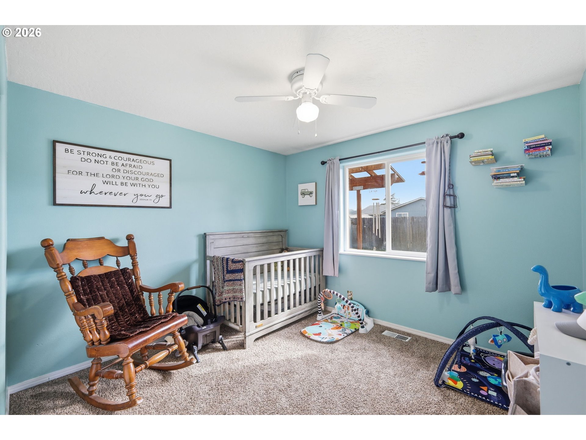 2075 Bryant Avenue Cottage Grove, OR 97424 - Photo 15 of 29 a living room with furniture