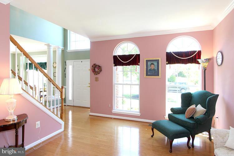 14207 Autumn Gold Road Boyds, MD 20841 - Photo 5 of 30 Living Room