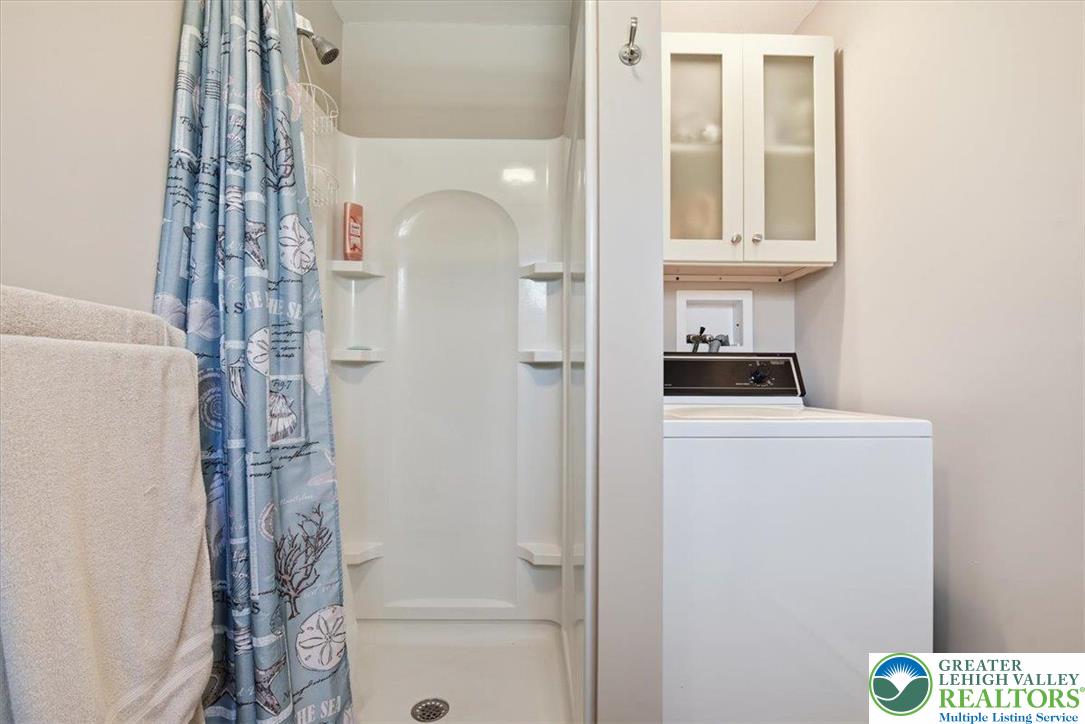 20 Pool Drive Jim Thorpe, PA 18229 - Photo 25 of 44 a bathroom with a shower