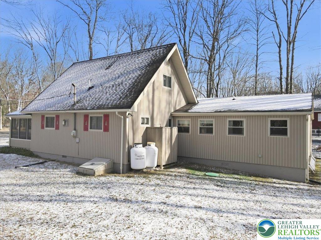 20 Pool Drive Jim Thorpe, PA 18229 - Photo 37 of 44 a house with a oven