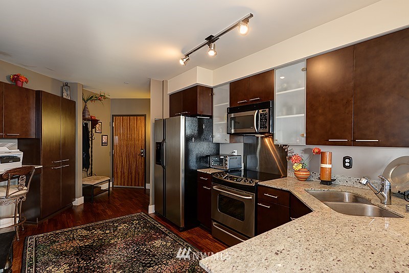 159 Denny Way, Unit 613 Seattle, WA 98109 - Photo 3 of 11