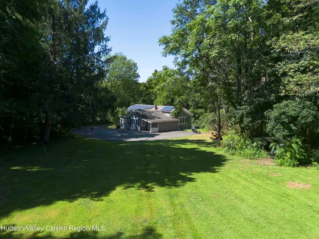 a view of a back yard