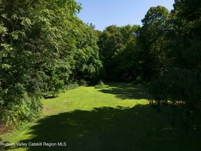 a view of a back yard