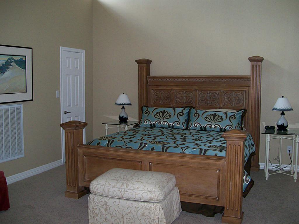 811 Bradford Avenue, Unit 5B Kemah, TX 77565 - Photo 18 of 22 a bed sitting in a bedroom next to a window