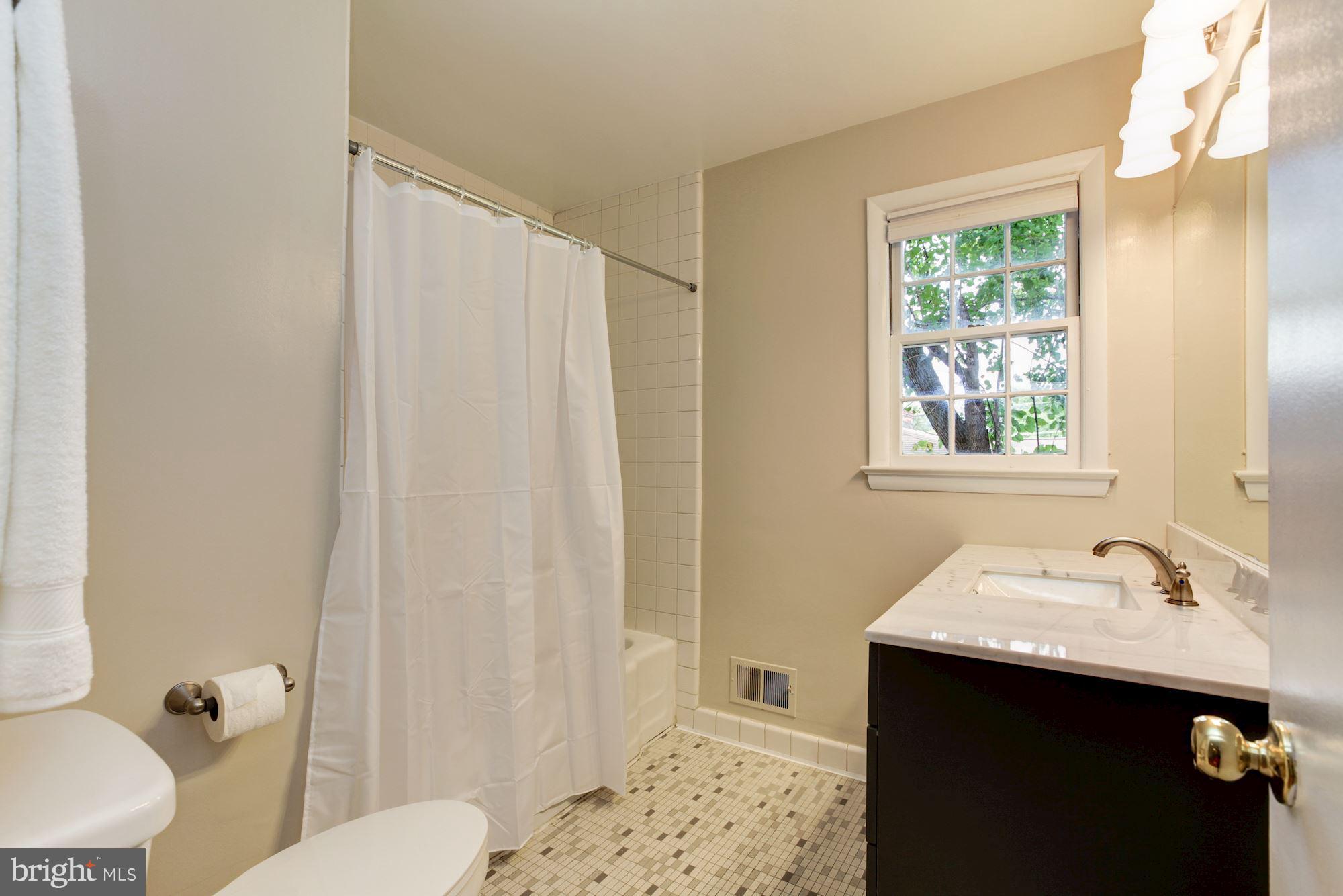6216 Plainview Road Bethesda, MD 20817 - Photo 15 of 26 Main Level Hall Bath