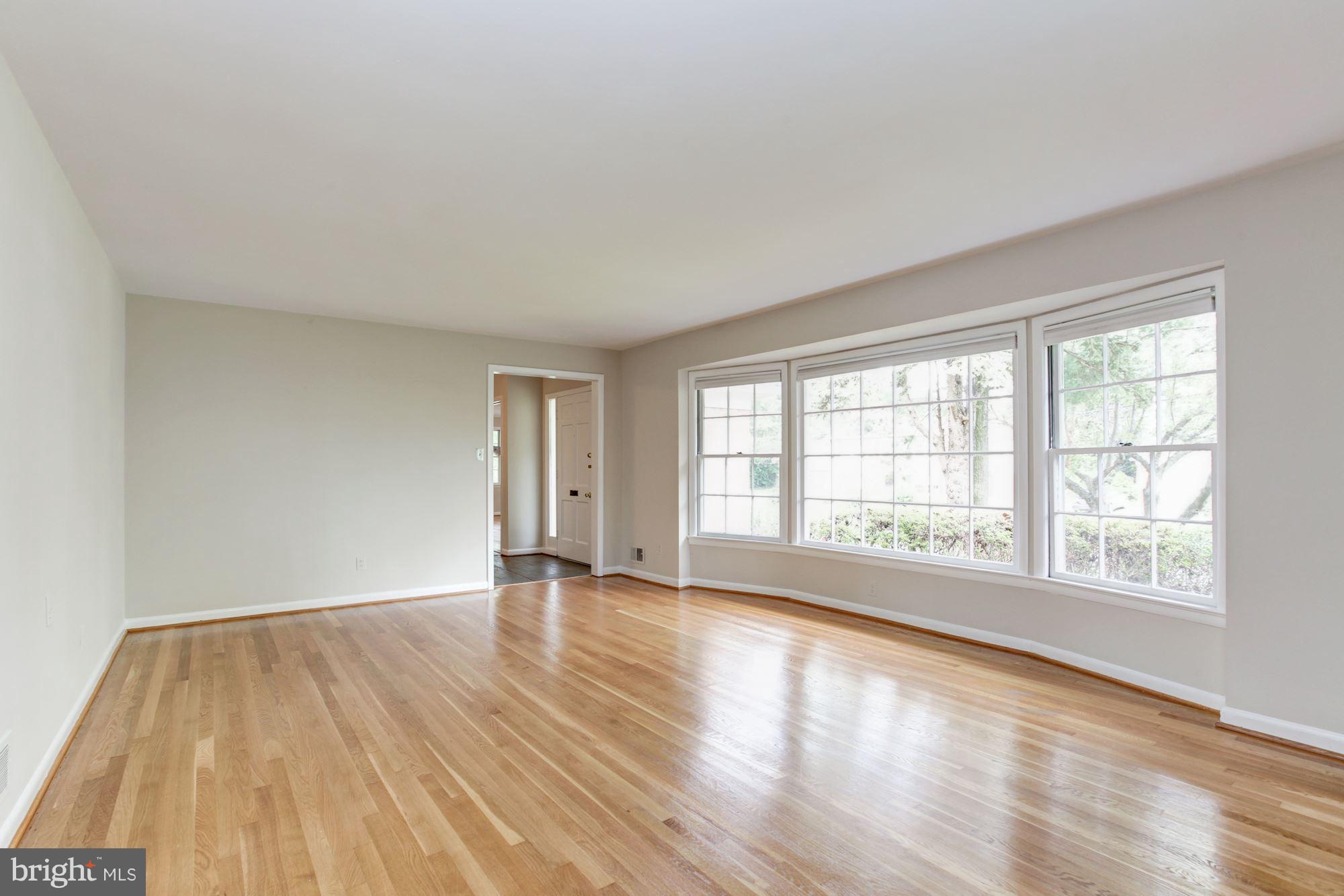 6216 Plainview Road Bethesda, MD 20817 - Photo 4 of 26 Living Room