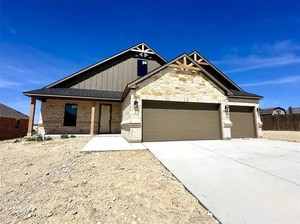 $389,500 | 1900 West Westhill Drive, Cleburne, TX 76033