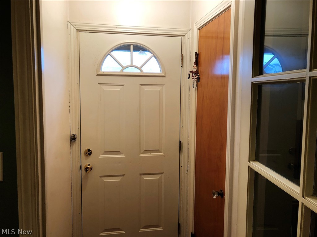 1282 Sunset Road Cleveland, OH 44124 - Photo 2 of 21