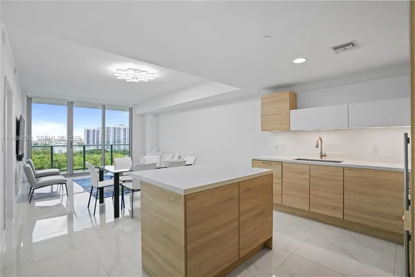 $3,500 | 16385 Biscayne Boulevard, Unit 1402, North Miami Beach, FL 33160