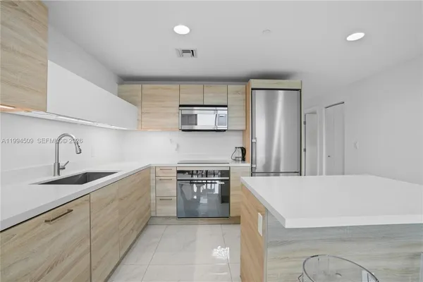 $3,500 | 16385 Biscayne Boulevard, Unit 1402, North Miami Beach, FL 33160